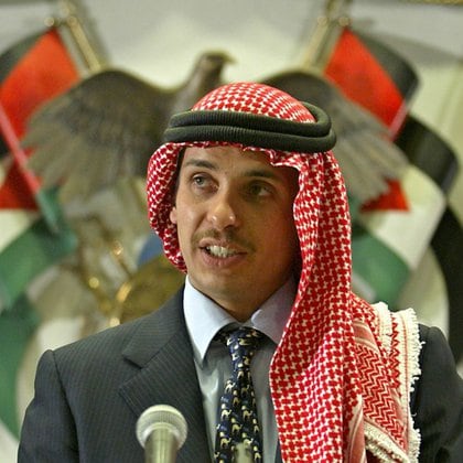 El príncipe heredero Hamza bin Hussein de Jordania se dirige a clérigos y eruditos musulmanes en la ceremonia de apertura de una conferencia religiosa el 21 de agosto de 2004 en la Universidad Islámica Al-Bayt en Amman, Jordania.  REUTERS / Ali Jarekji
