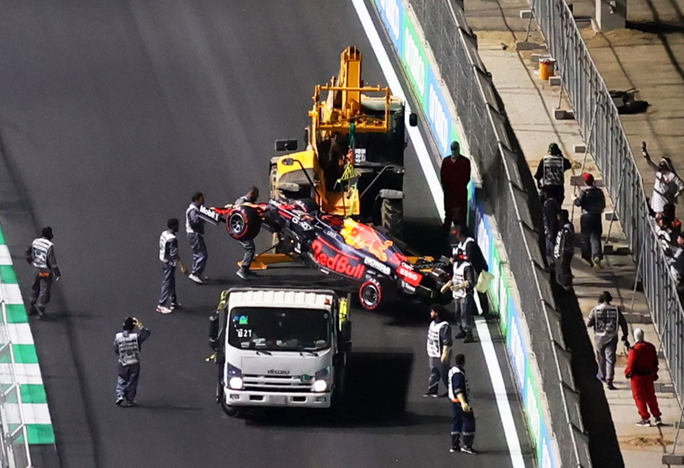 Verstappen golpeó contra el muro de contención al salir de una curva (Reuters)