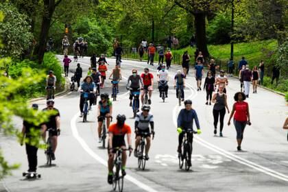 Ciclistas y corredores llenaron el domingo Central Park. (Foto: Eduardo Muñoz/Reuters)