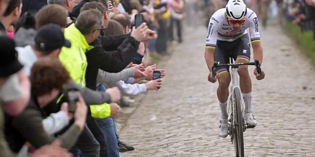 El incidente en el París Roubaix que pudo terminar en tragedia: el momento en que una aficionada buscó derribar al líder de la carrera