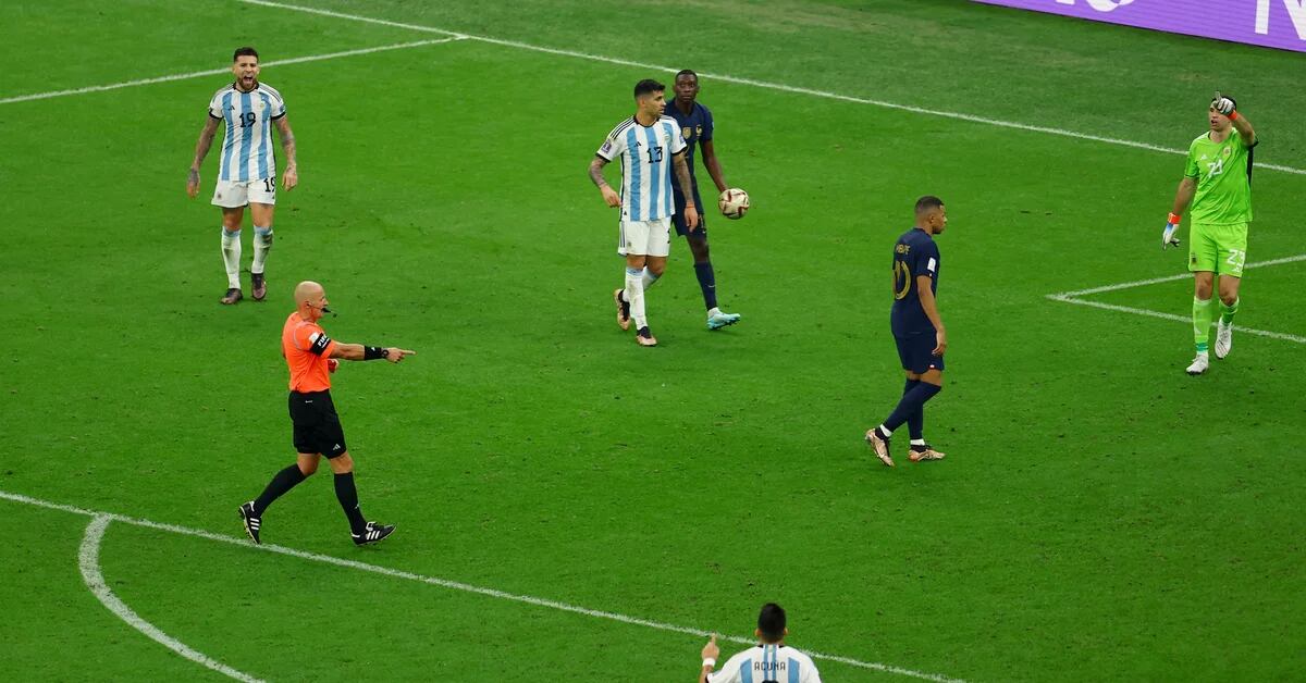 Fort aveu de l’arbitre de la finale de la Coupe du monde entre l’Argentine et la France : la VAR a marqué un éventuel penalty mais a décidé de ne pas le revoir