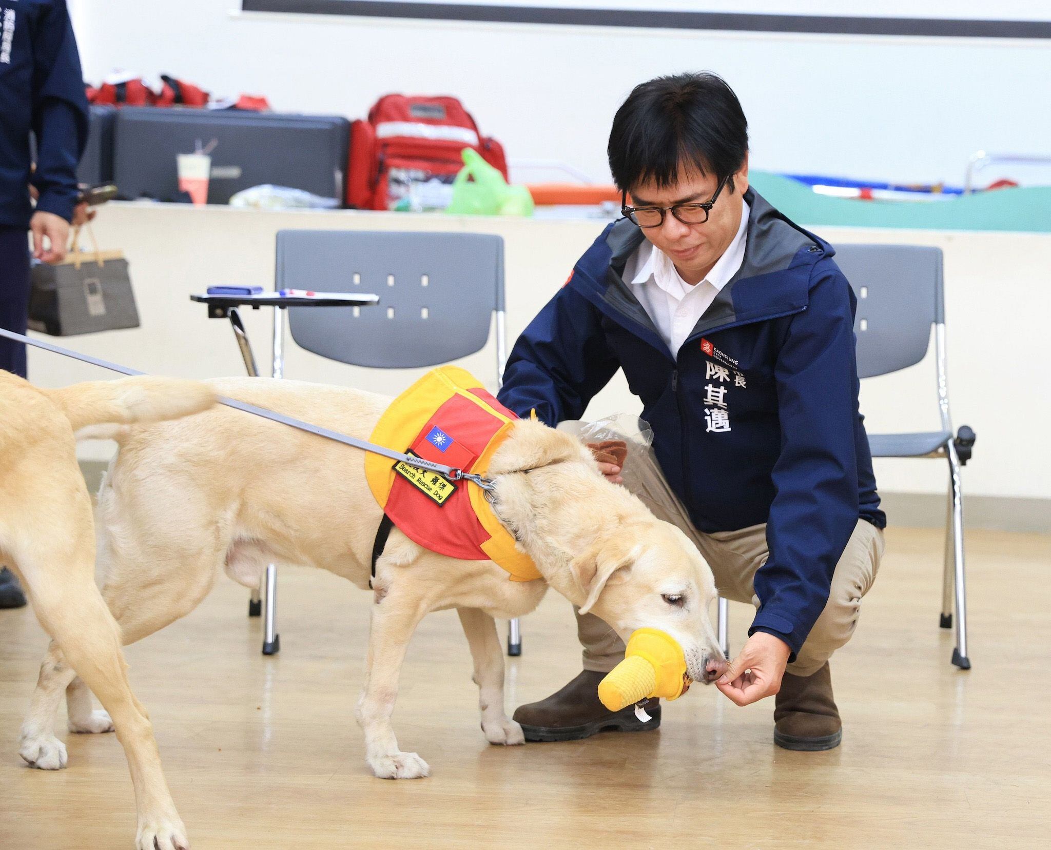 El alcalde de una ciudad de Taiwán reconoció la labor de Roger. (Facebook/Chen Chi-Mai) Roger, perros, razas de perros, búsqueda y rescate, perros anti drogas,