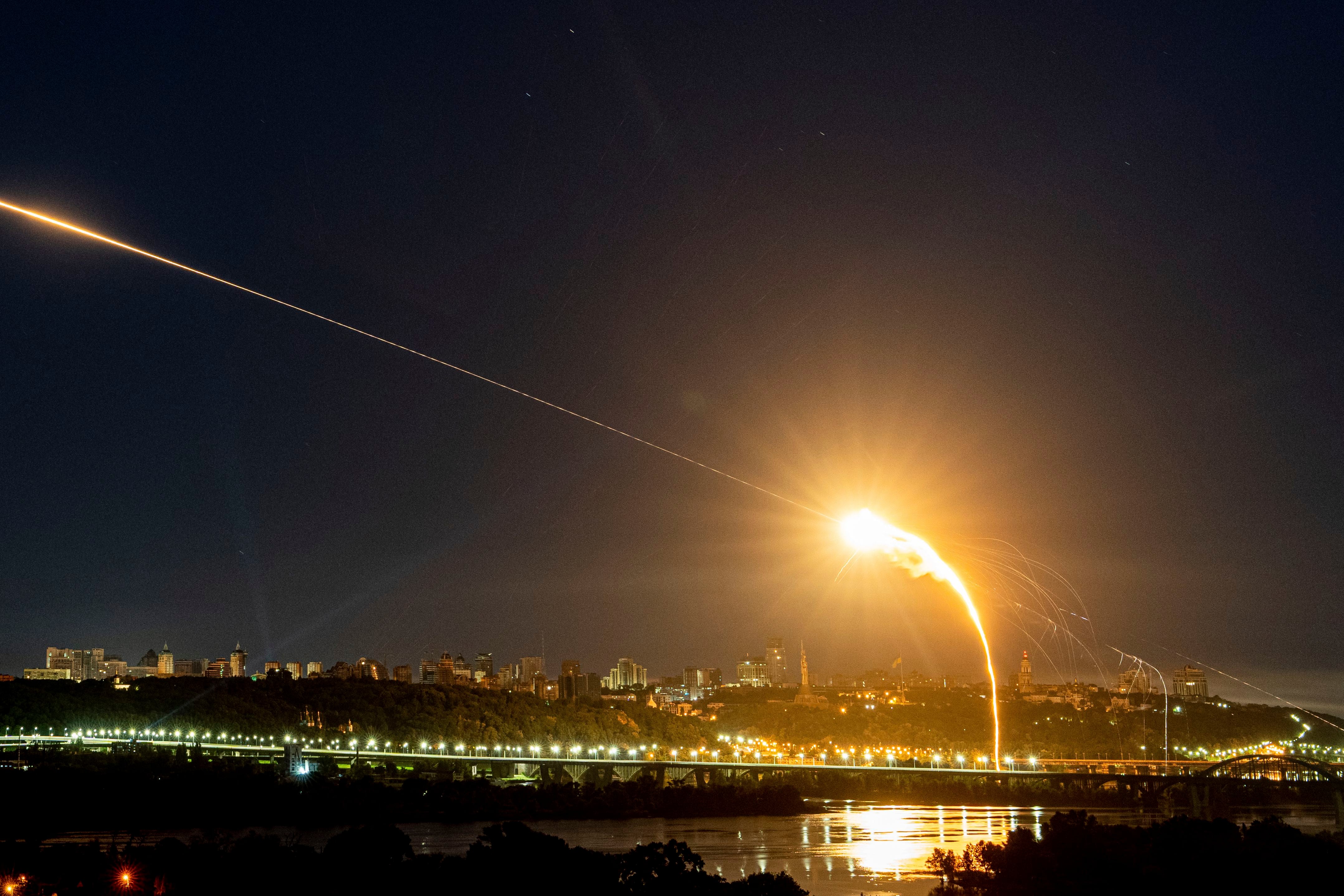 La defensa aérea ucraniana intercepta en el aire un dron Shahed durante un ataque aéreo ruso contra Kiev, la capital de Ucrania, el 30 de mayo de 2023. (AP Foto/Evgeniy Maloletka, Archivo)