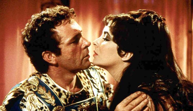 Richard Burton y Elizabeth Taylor es una escena de “Cleopatra” (Shutterstock)