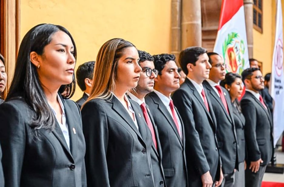 Interesantes a la Academia Diplomática del Perú