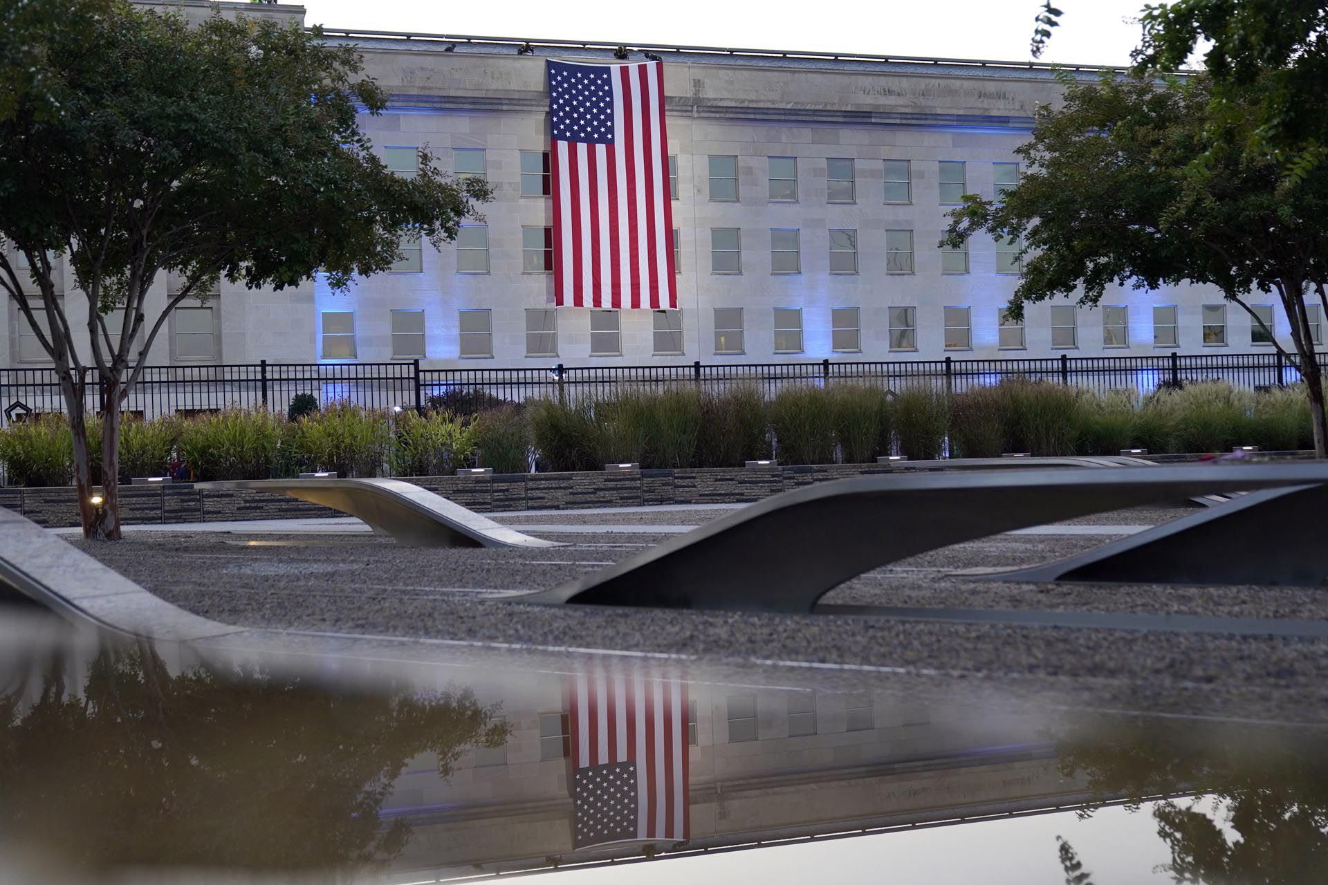 Una bandera estadounidense se despliega en el Pentágono, en Washington, el 11 de septiembre de 2021, al amanecer de la mañana del vigésimo aniversario de los ataques terroristas. (Foto AP/Alex Brandon)