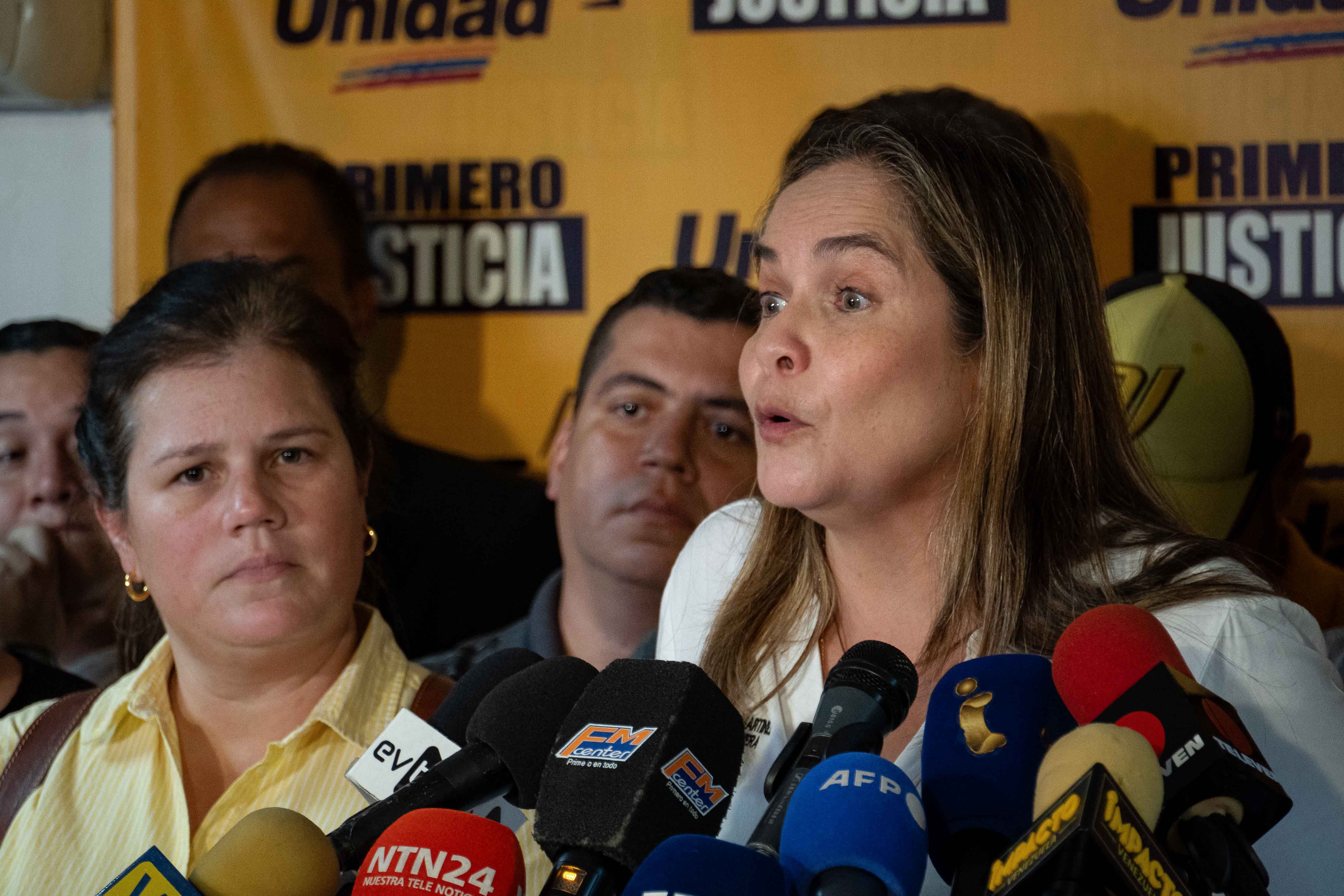 La presidenta de Primero Justicia, María Beatriz Martínez, aseguró que estas nuevas inhabilitaciones significan “una nueva arbitrariedad” por parte del “régimen” chavista (EFE/ Ronald Peña)