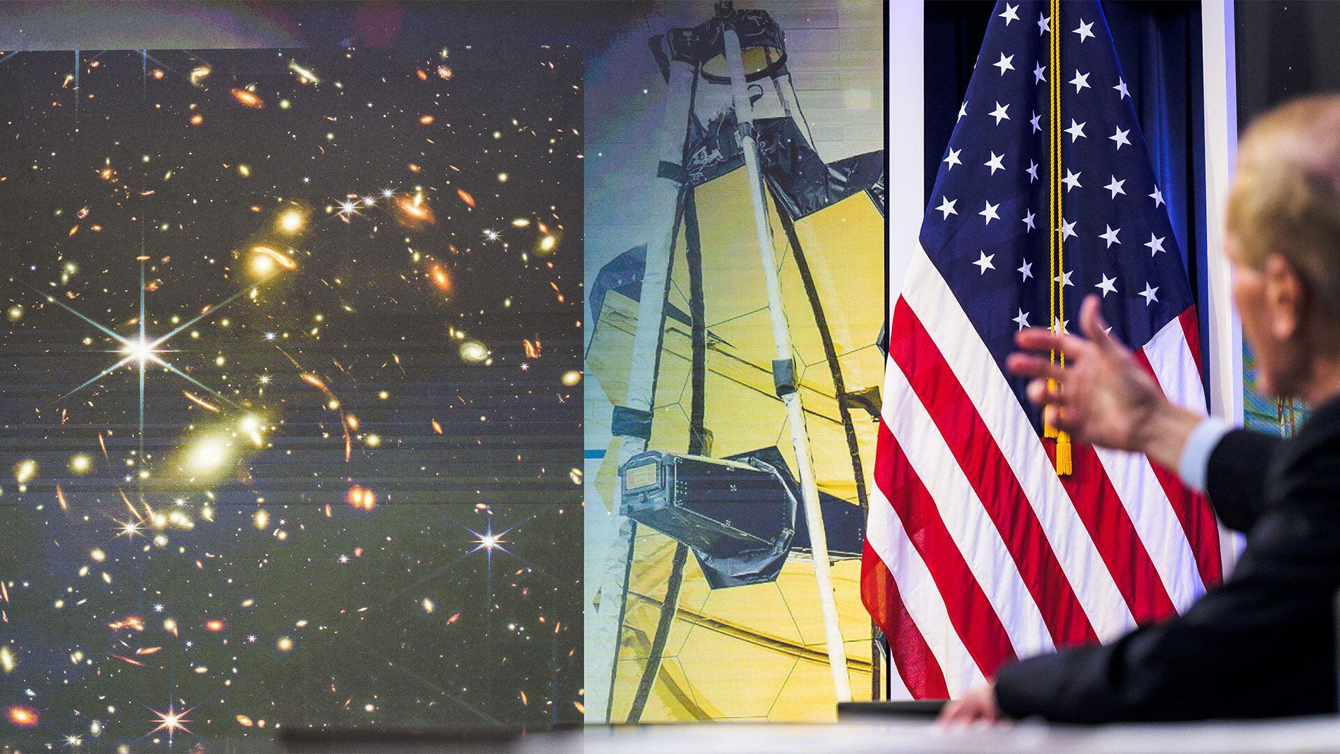 El jefe administrador de la NASA, Bill Nelson muestra imágenes del Telescopio Espacial James Webb Space (Bill INGALLS / NASA / AFP) 