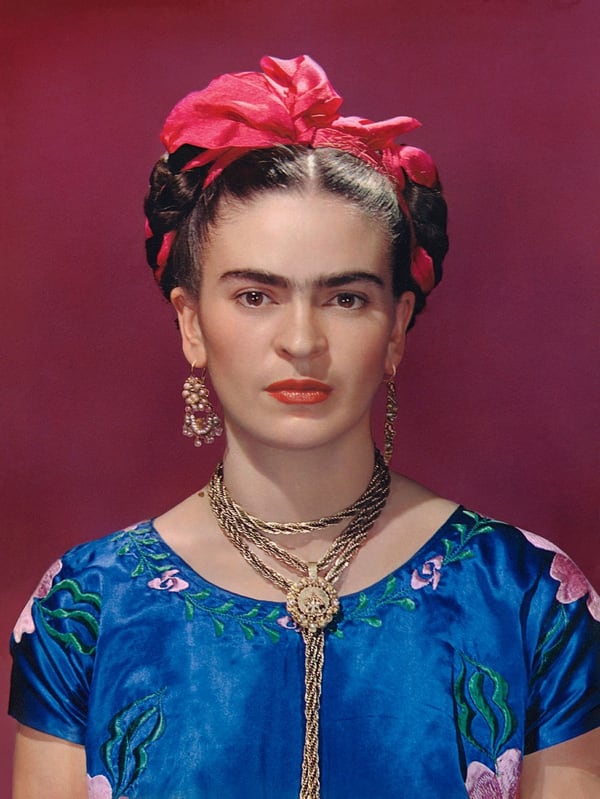 Frida y una blusa de satin azul