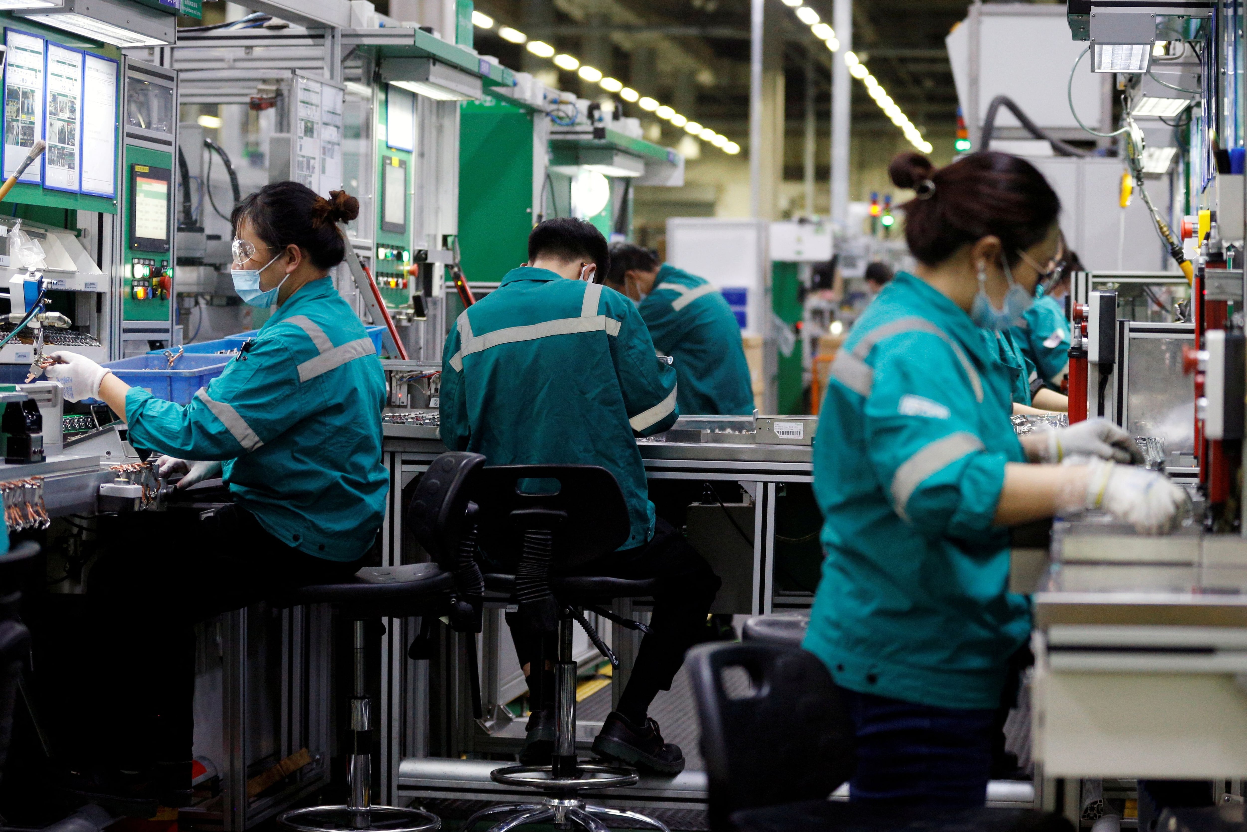 Trabajadores en una fábrica de Beijing (Reuters)
