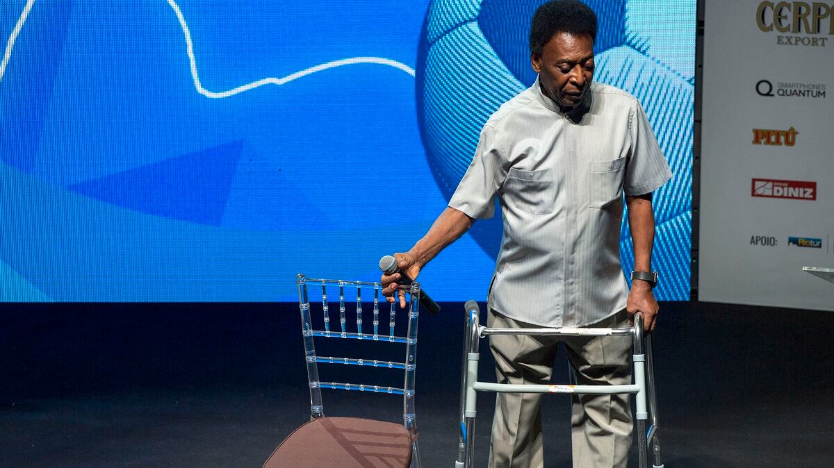Tras varias operaciones, Pelé reapareció de pie con la ayuda de un andador