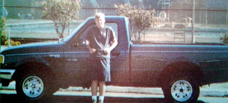 Paul Flores junto a su camioneta Ford Ranger en 1994 (Departamento de Policía de Arroyo Grande) 