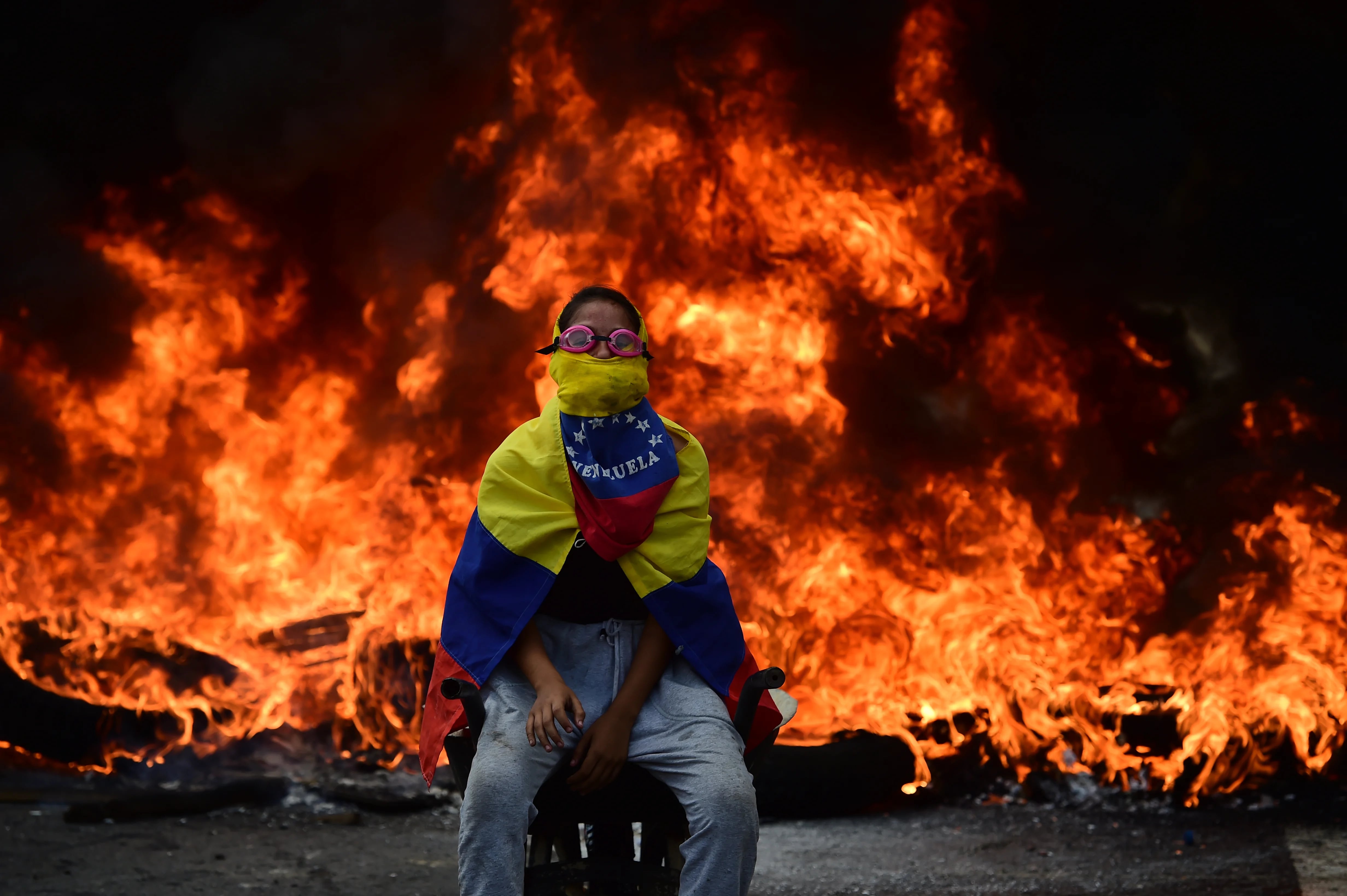 Un opositor en una marcha contra el gobierno de Nicolás Maduro, el 24 de abril de 2017, en Caracas (AF)