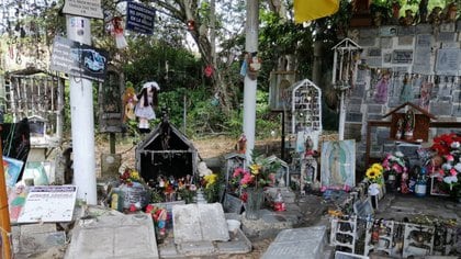 La tumba de Omayra es hoy un lugar de peregrinación para las víctimas sobrevivientes a la tragedia de Armero y para quienes conmemoran este desastre natural ocurrido en Colombia (Caracol Radio)