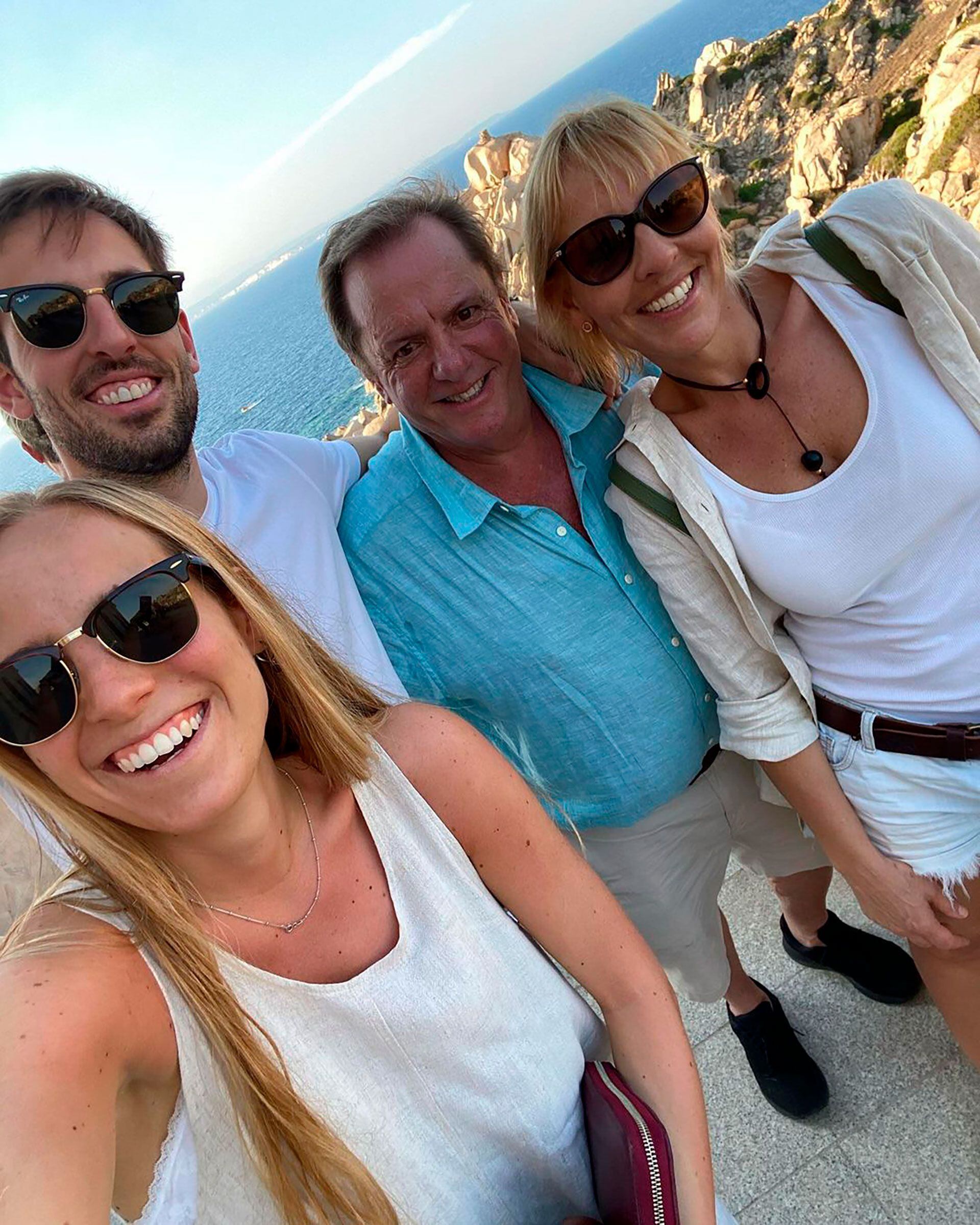 Jimena Monteverde con su esposo y sus hijos