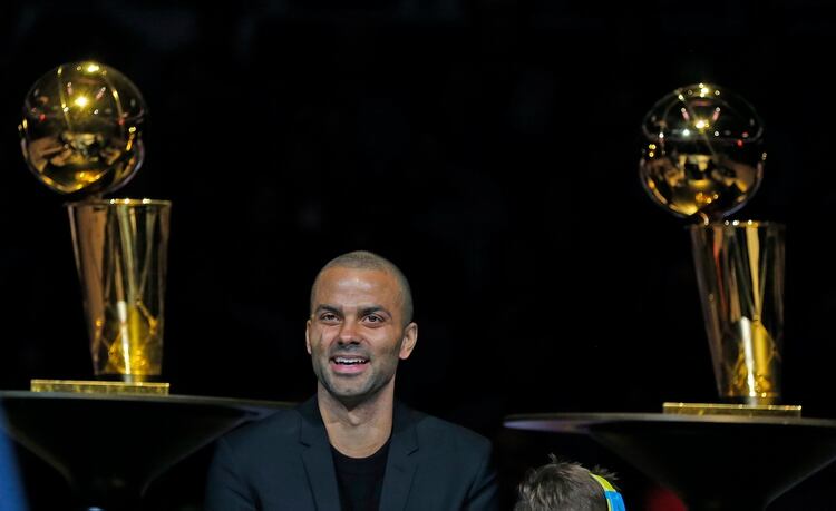 San Antonio Spurs le rindió homenaje a Tony Parker y retiró su camiseta número 9 - (AFP)