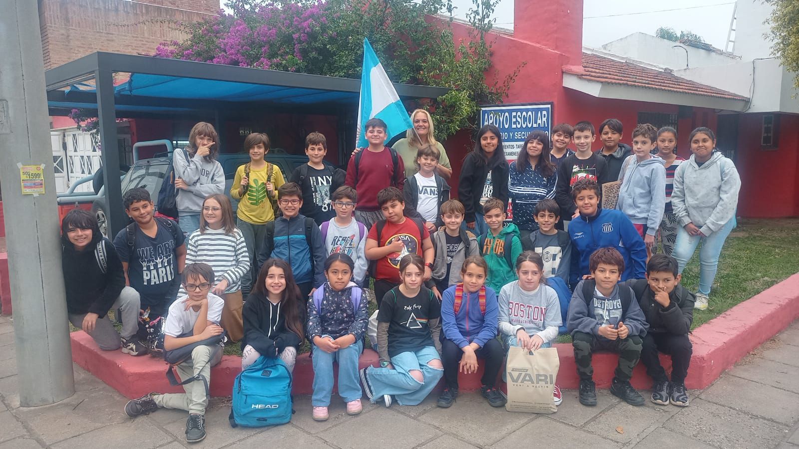 La profe junto a sus alumnos de la academia de apoyo escolar en Córdoba