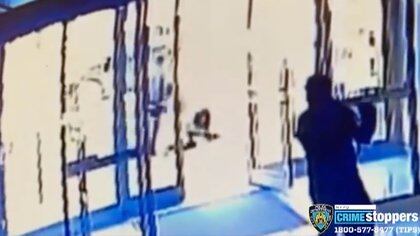 A pesar de que tres personas vieron el ataque, ninguno intervino para ayudar a la mujer asiática de 65 años Foto: (Captura de video Policía de Nueva York)  