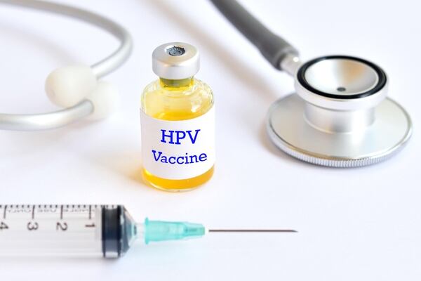 La vacuna contra el VPH forma parte del Calendario Nacional de Vacunación de la Argentina desde 2011, y requiere de dos dosis para brindar la protección adecuada (Getty Images)