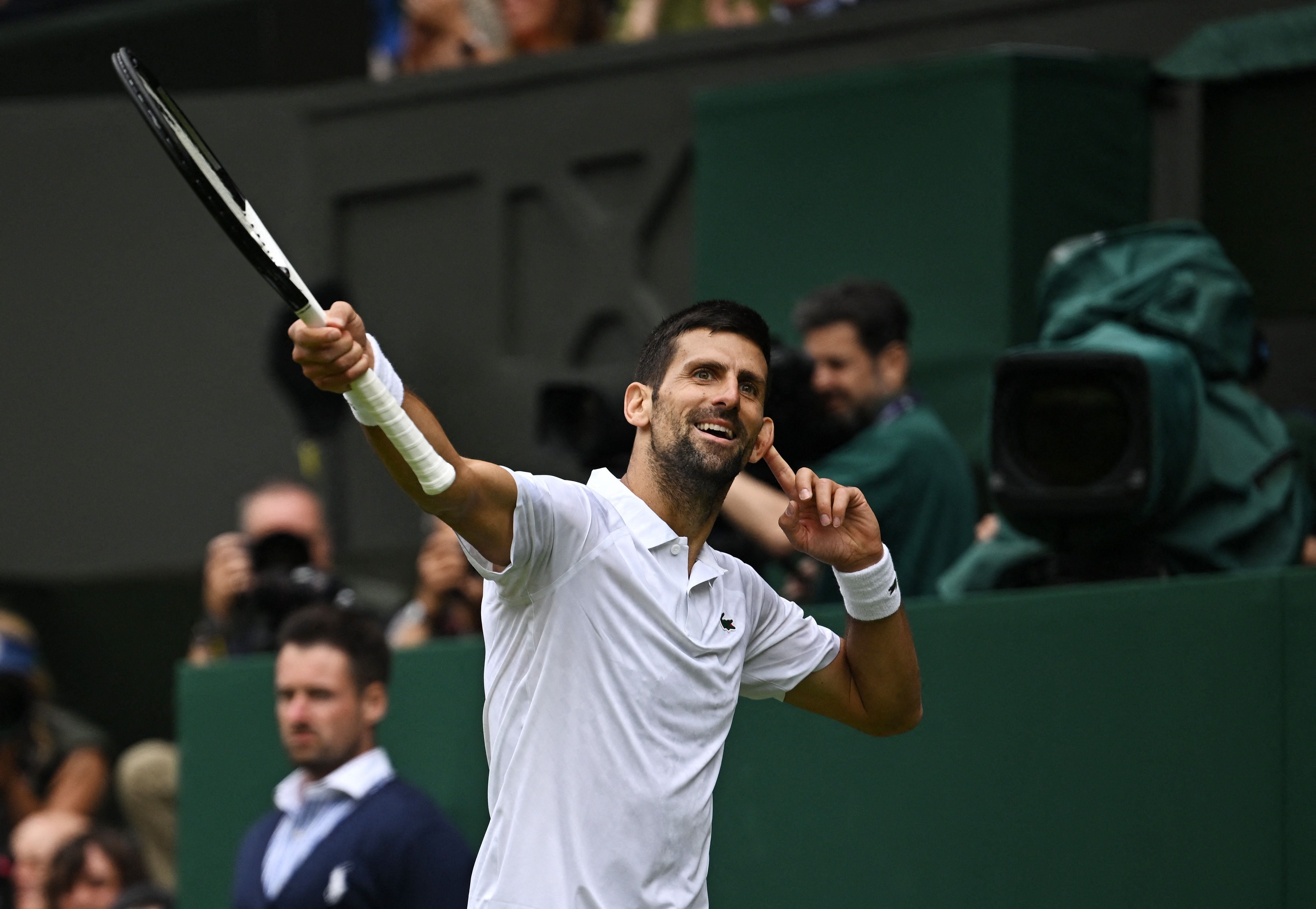 Djokovic celebra un punto contra Alcaraz en la final de Wimbledon (REUTERS).