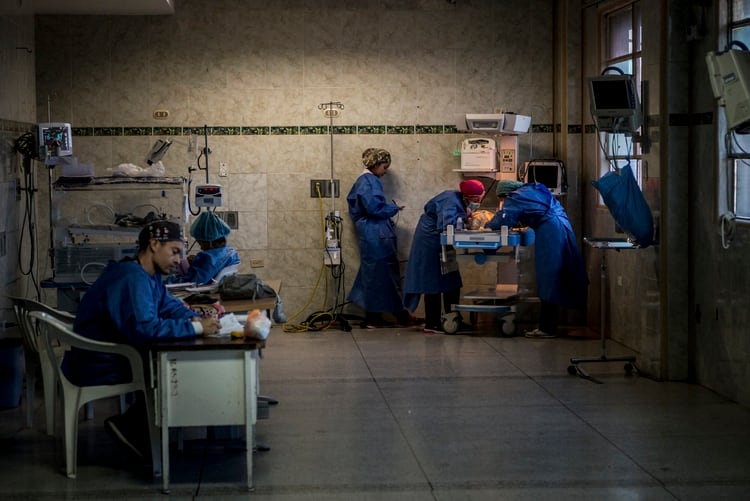 Los doctores en la unidad de cuidados intensivos neonatales del hospital en San Cristóbal les tienen que pedir a los pacientes que consigan los suministros y medicinas básicas que no hay en el sitio. (Meridith Kohut/The New York Times)