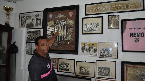 Edson Reis, presidente de la comisión fiscalizadora del club, muestra los cuadros con recuerdos de la época de gloria del club