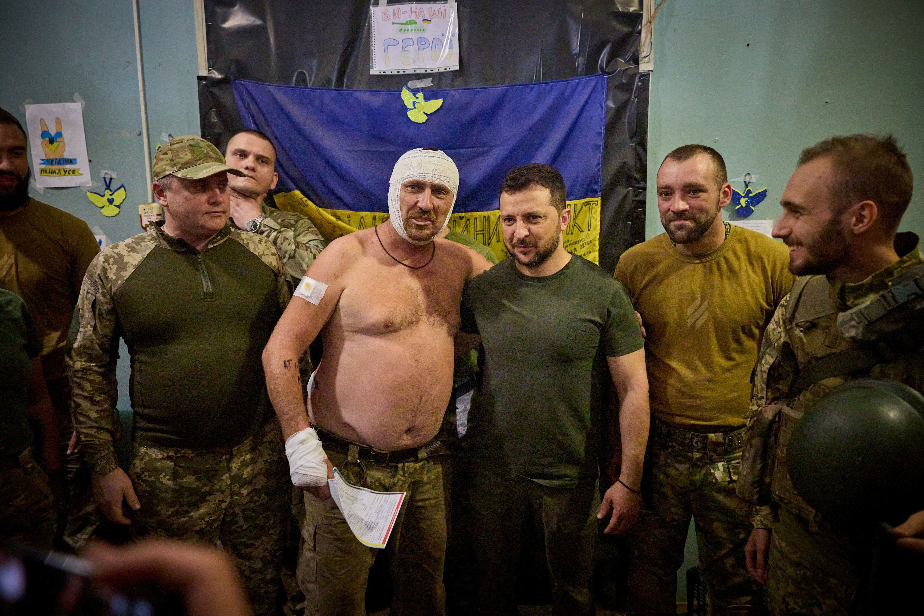 El presidente ucraniano, Volodimir Zelensky, visitó a las tropas ucranianas en el frente de Soledar (Reuters) 