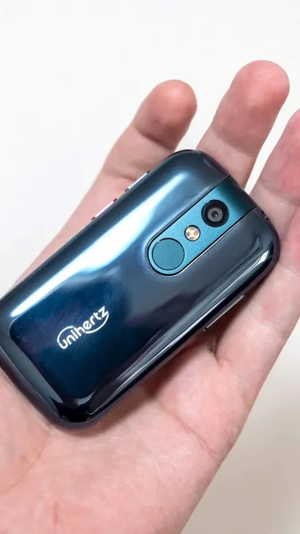 Presentaron el celular más pequeño y liviano del mundo