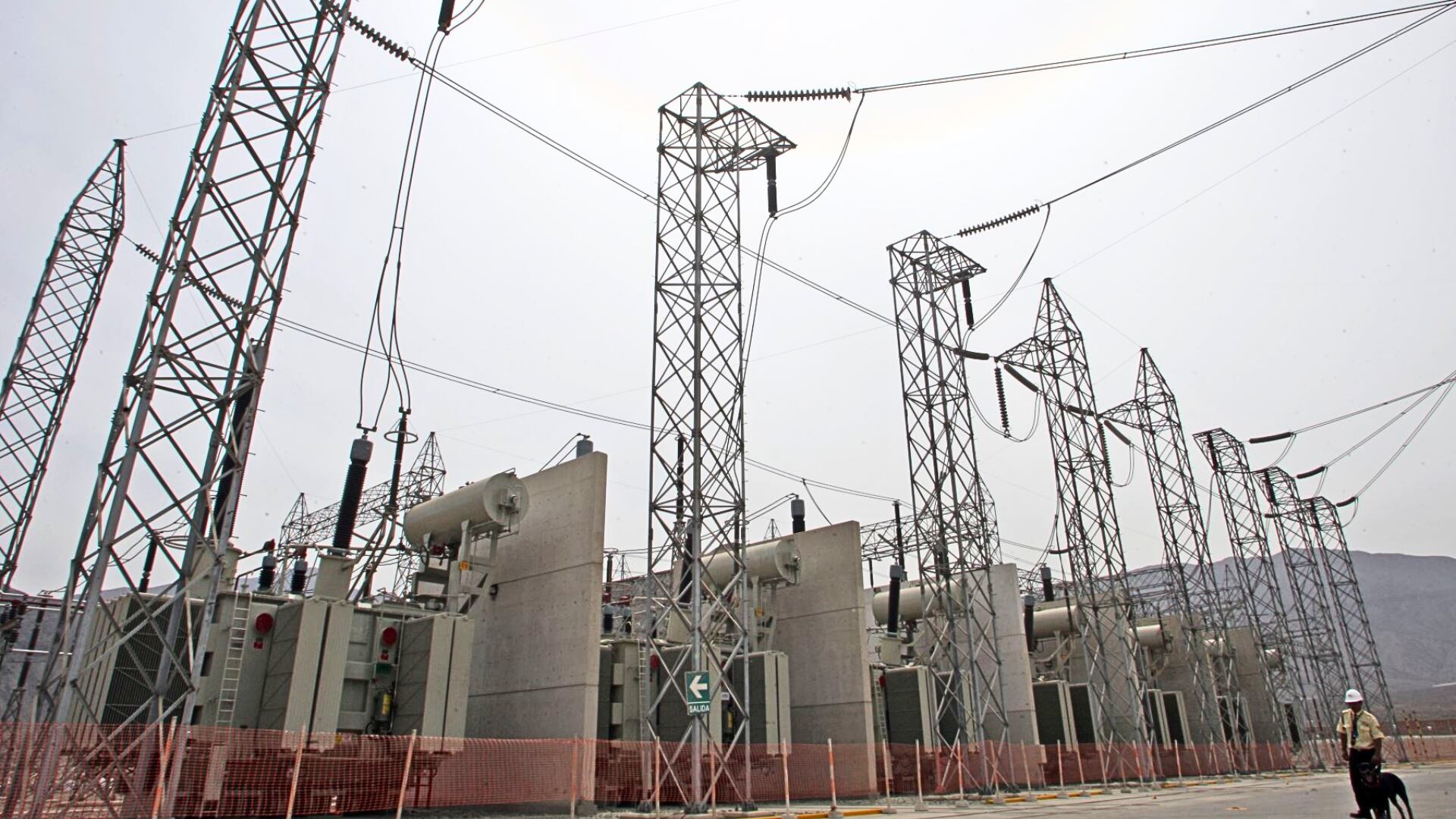 En la imagen se aprecia una subestación eléctrica con torres de alta tensión.