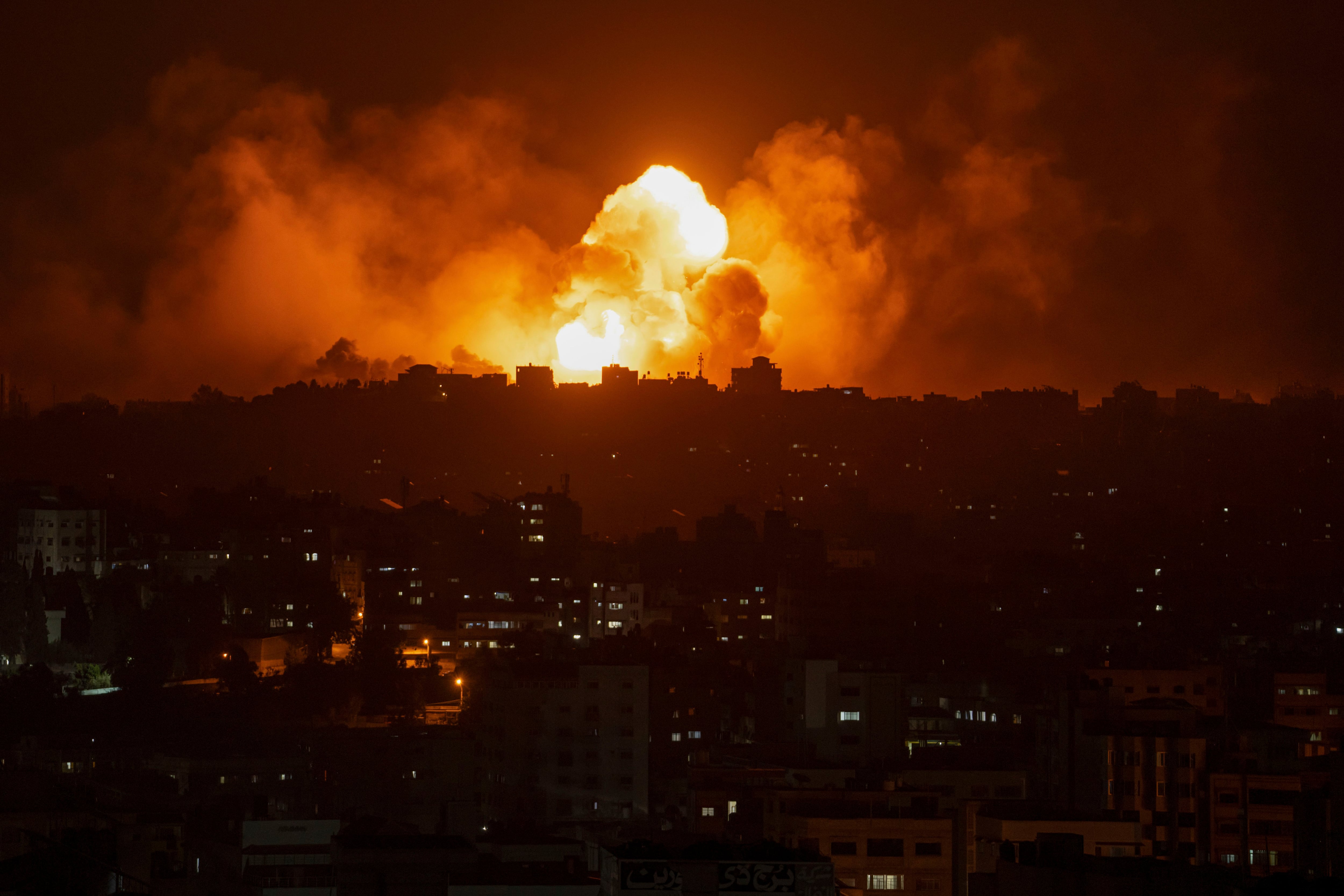 El Ejército de Israel alcanzó más de 500 objetivos de Hamas en Gaza durante un ataque nocturno. (AP/Fatima Shbair)