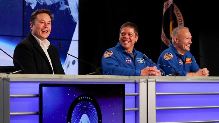 Risas entre Musk y astronautas de la NASA durante la conferencia de prensa (REUTERS/Mike Blake)