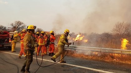 En el norte de Córdoba el fuego se encuentra “incontrolable” y sigue camino hacia las zonas de Capilla del Monte y Cruz del Eje. Gran parte de los campos de la localidad de Ischilín ya fueron arrasados y solo allí afectó a más de 25.000 hectáreas. También hay incendios en el Valle de Punilla y Cosquín. 