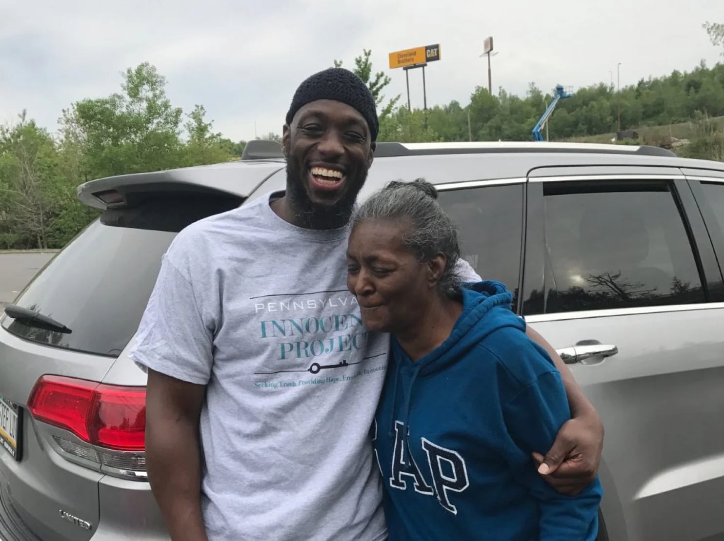 Shaurn Thomas junto a su madre, Hazeline Thomas, luego de su salida de la prisión en Frackville, Filadelfia, después de 24 años en prisión por un crimen que no cometió