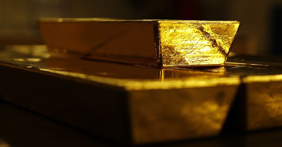 Gold Holds Gain as Investors Look to Stimulus, Weakening Dollar