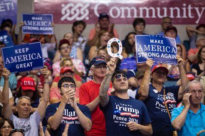 Creyentes en la teoría conspirativa de QAnon, en un evento de campaña de Trump (Al Drago/The New York Times)