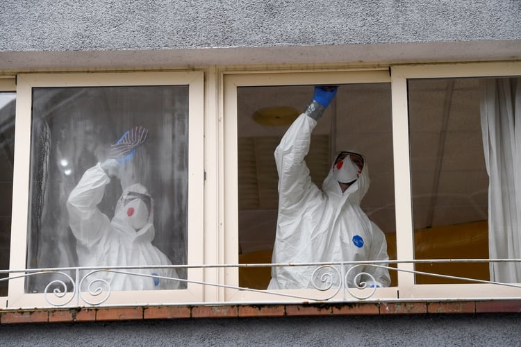 Personal sanitario limpia una residencia donde se alojan personas con coronavirus en Asturias, Espa;a REUTERS/Eloy Alonso/File Photo/File Photo