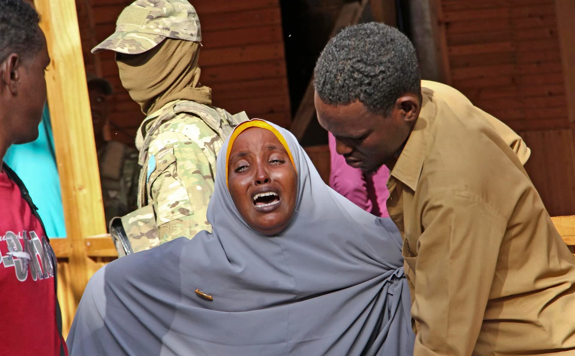El dolor de una madre cuya hija fue fusilada por terroristas durante una toma de rehenes en un restaurante en Mogadiscio, capital de Somalia