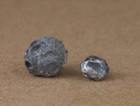 Esférulas de material metálico gris dentro de la fulgurita (Universidad del Sur de Florida)