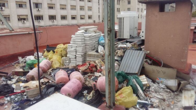 Basura sobre el techo de la Casa de Gobierno 