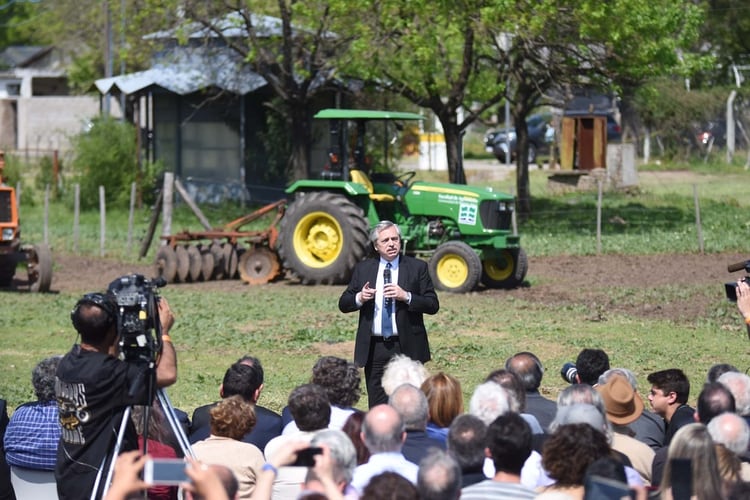 Alberto Fernández lanzó su propuesta contra el hambre rodeado de verde y sin escenario (foto Franco Fafasuli)