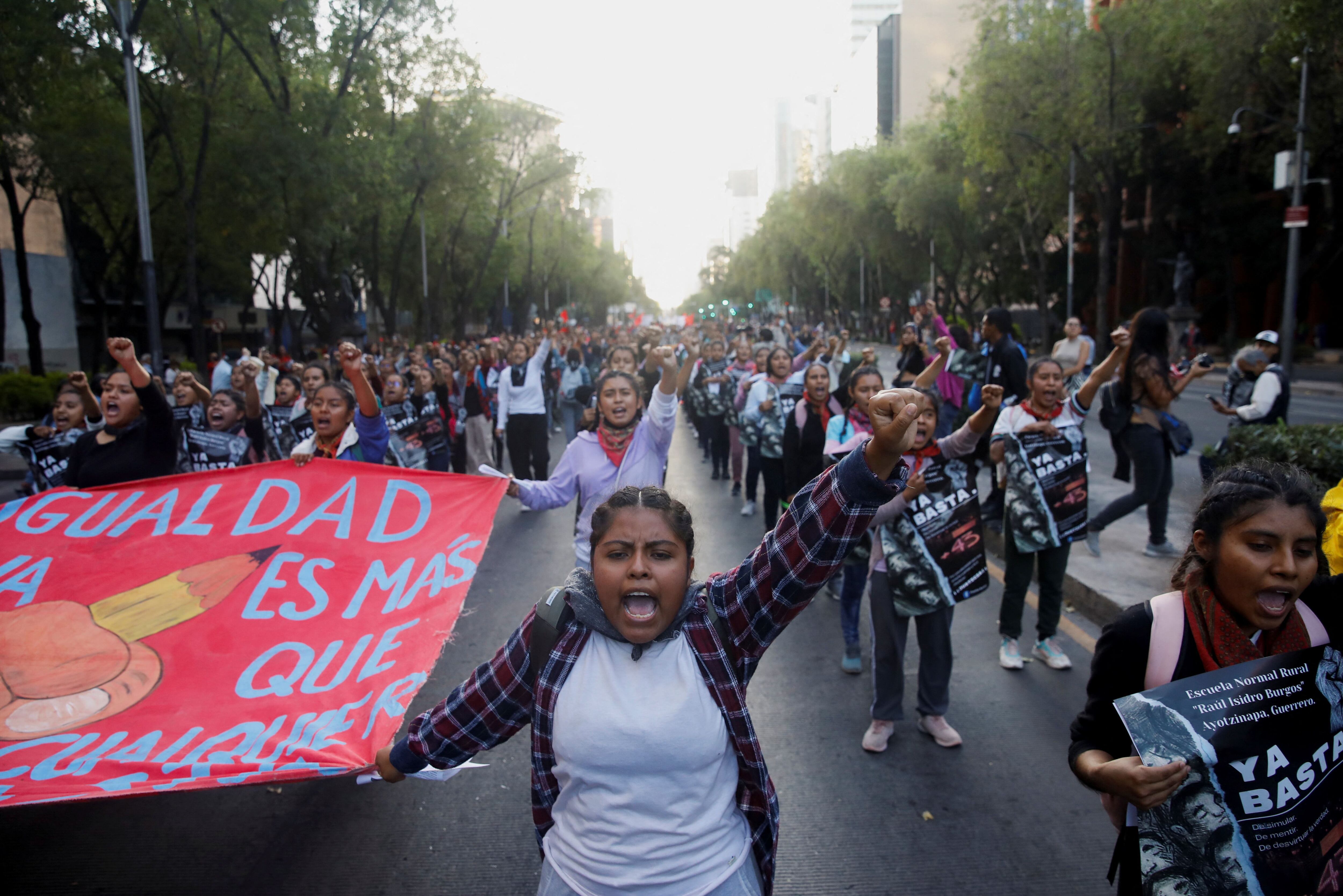 Manifestación por los normalistas de los 43 estudiantes desaparecidos (REUTERS/Raquel Cunha)