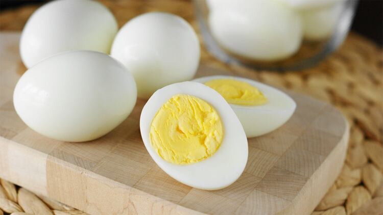 Cada yema de huevo contiene 186 mg de colesterol, y más de 300 mg diarios perjudican la salud.