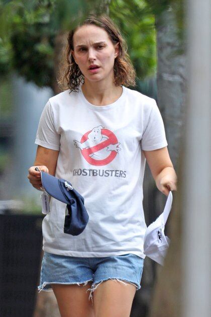 Natalie Portman dio un paseo de Sídney, Australia, y sorprendió al usar una divertida remera con el logo de "Cazafantasmas"