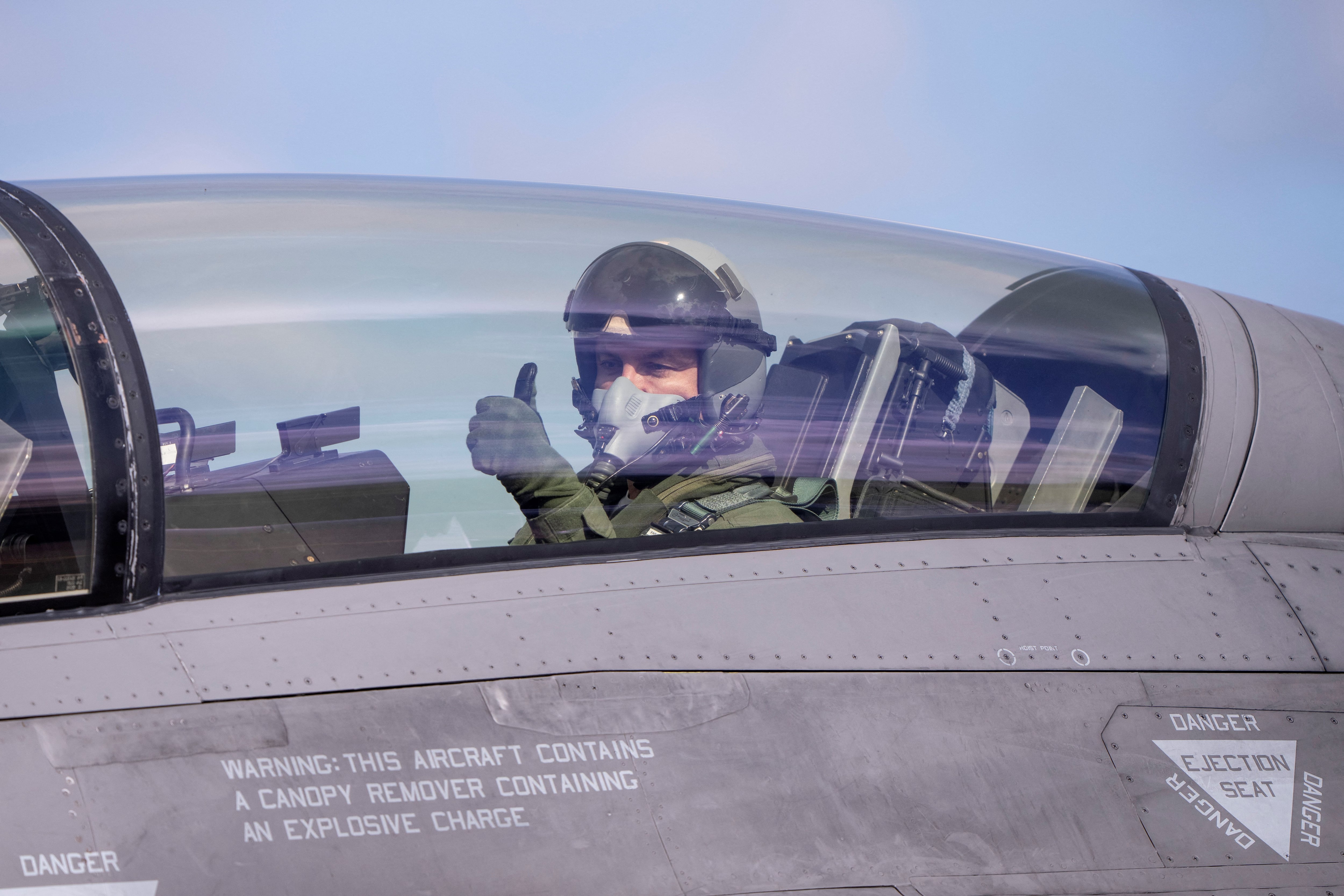 El ministro Luis Petri levanta el pulgar a bordo de uno de los aviones F-16 (Fotos: Reuters y Ministerio de Defensa)