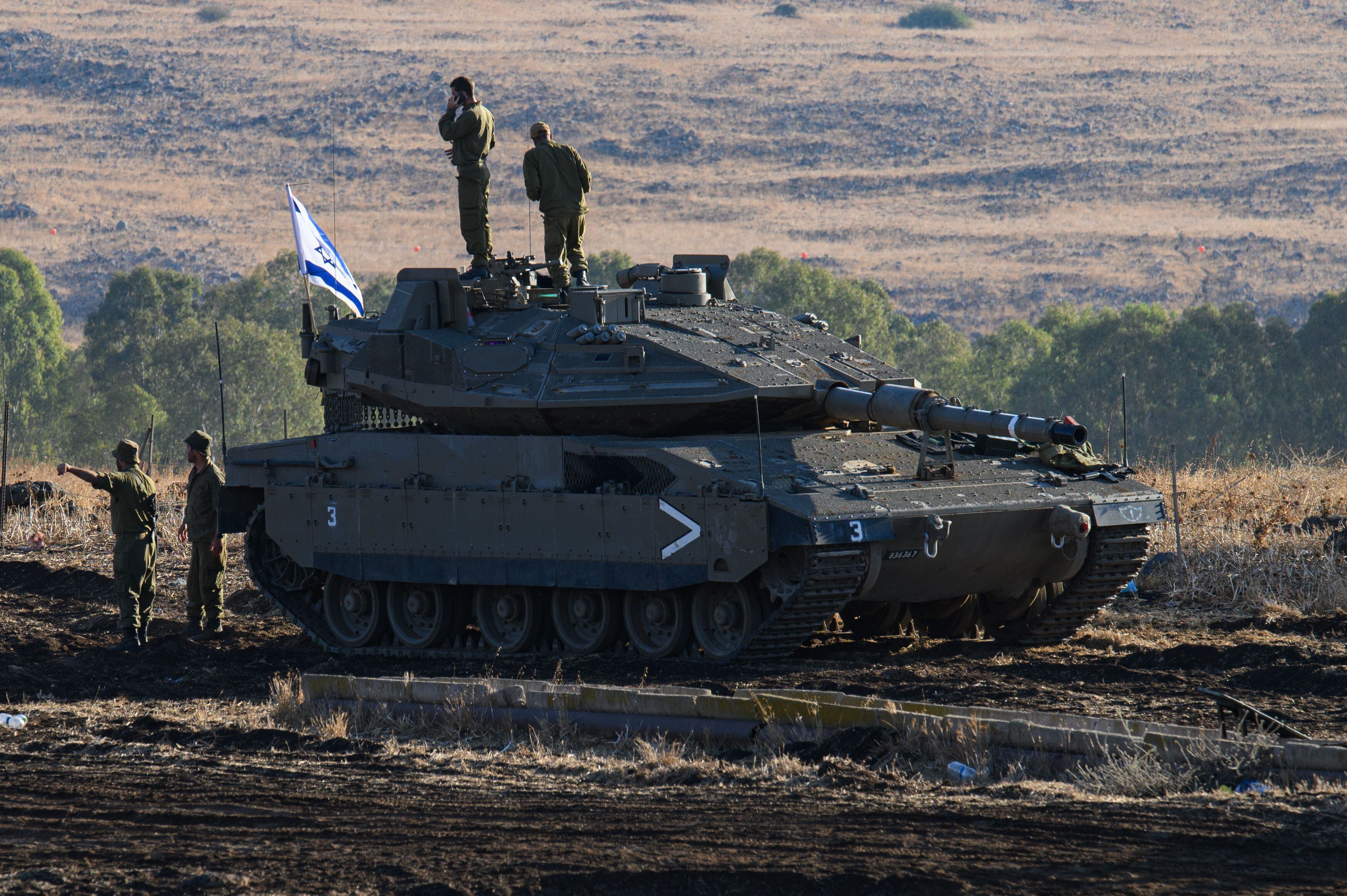 Soldados israelíes, con un tanque 'Merkava', cerca de la frontera con Líbano, en la Alta Galilea, norte de Israel (EFE/EPA/AYAL MARGOLIN)