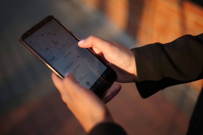 Los usuarios ya tienen la opción de pedir un taxi a través de las aplicaciones (REUTERS/Luisa González)
