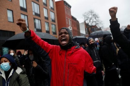 Protestas en Nueva York por la muerte de Daunte Wright. REUTERS/Shannon Stapleton