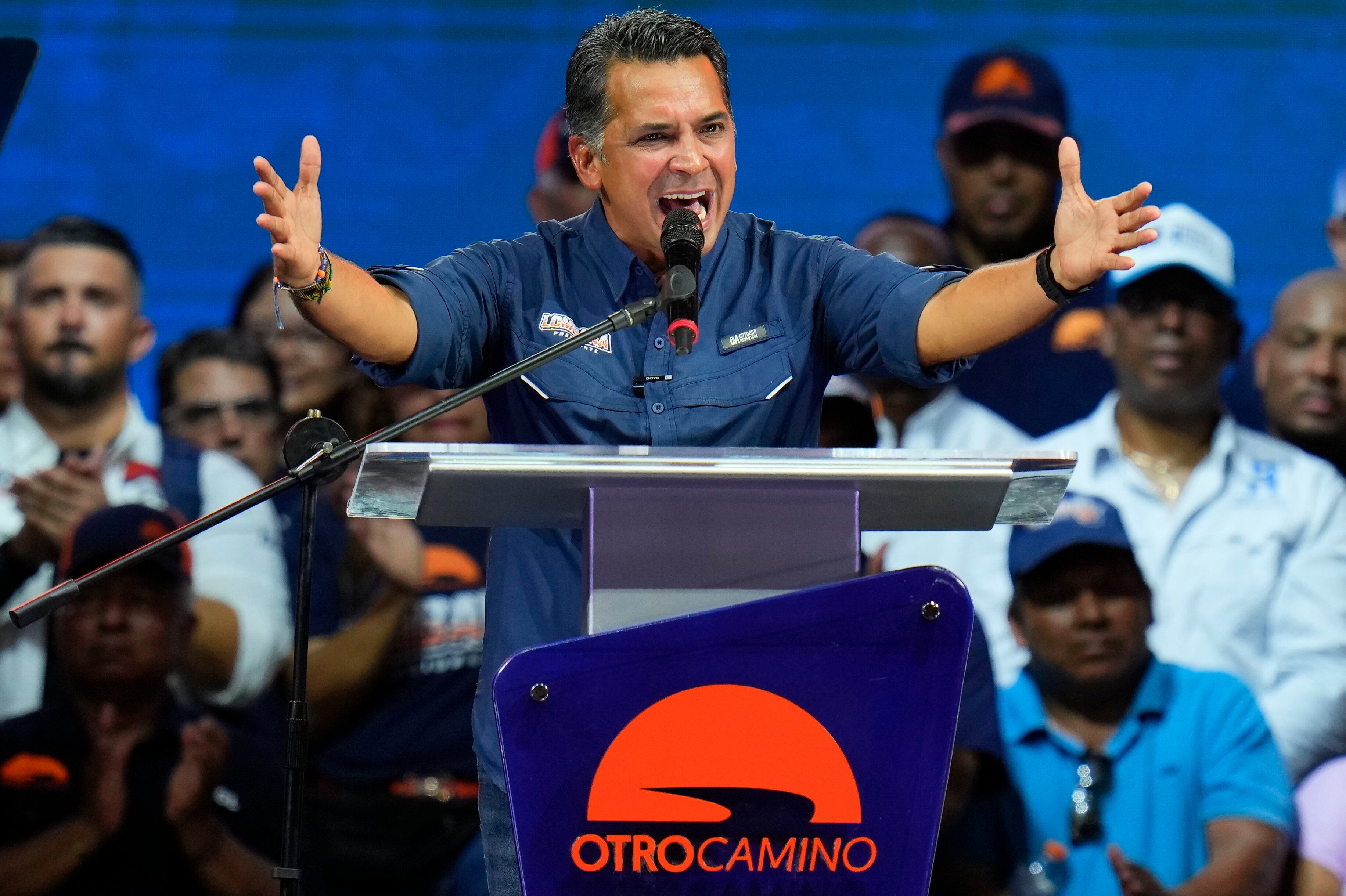 Ricardo Lombana, candidato presidencial del Movimiento Otro Camino, habla con sus seguidores durante un mitin de cierre de campaña en la Ciudad de Panamá el martes 30 de abril de 2024 (Foto AP/Matías Delacroix)