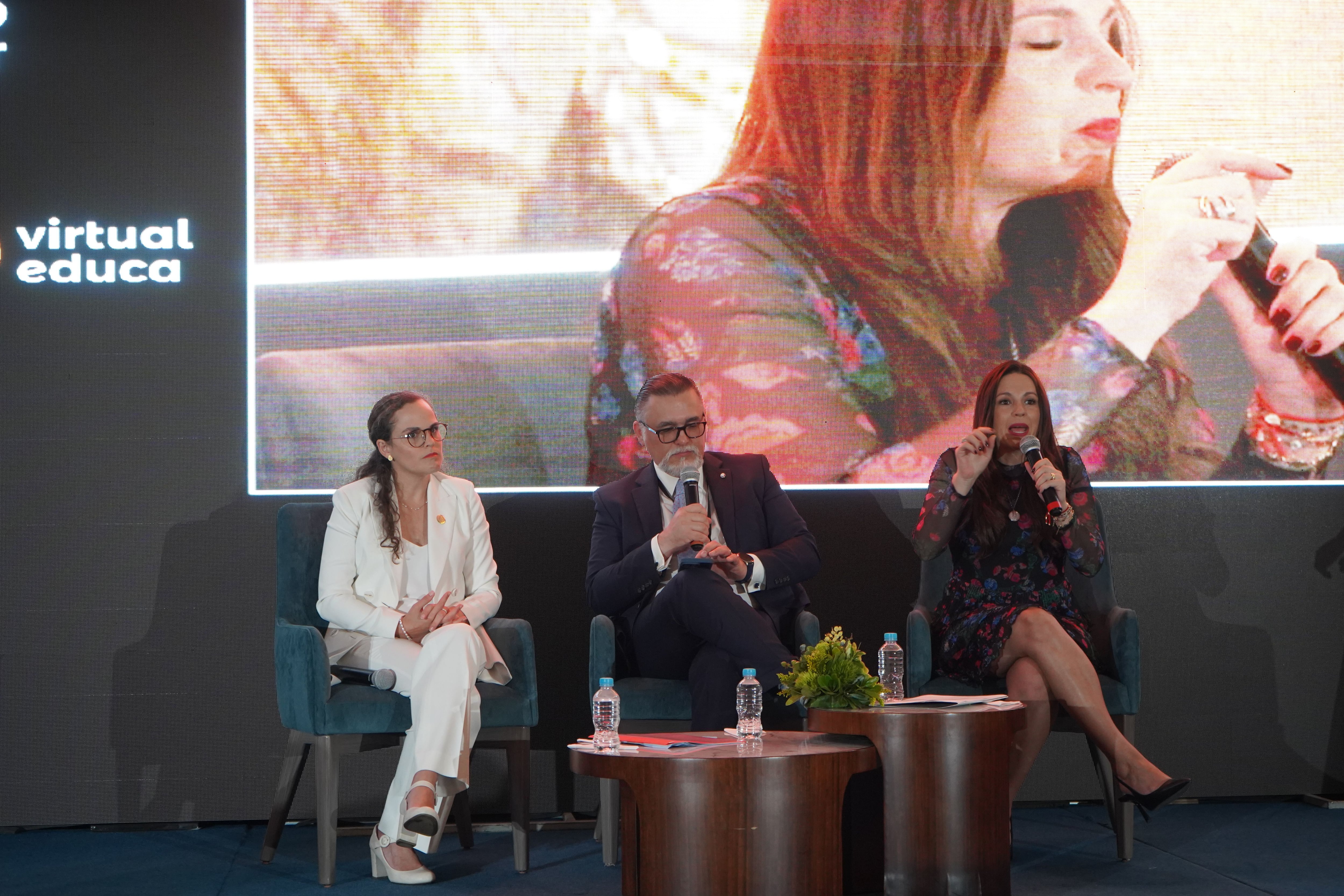 La ministra María Brown Pérez participó en la Cumbre Nuevas Fronteras en un panel junto a Andrea Montalvo (secretaria de la SENESYCT)