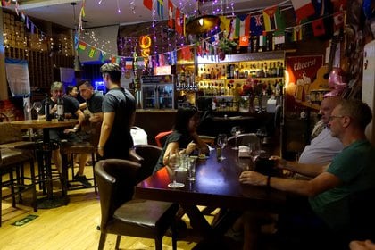 El gremio de los bares en Colombia espera que desde el 1 de septiembre se permita la venta de alcohol en los establecimientos, que deberían seguir las demás medidas de bioseguridad como la distancia social. 